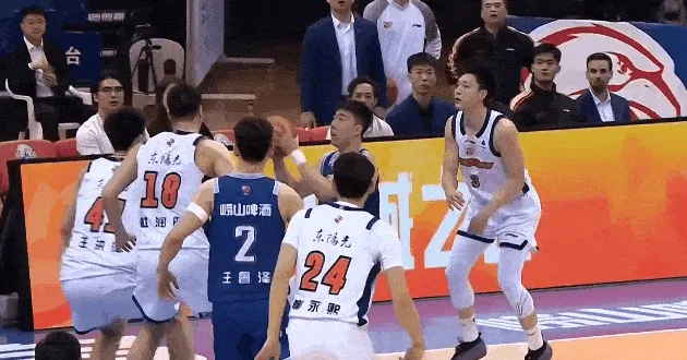 开云体育官网-王洪泽补防完成封盖，崔永熙反击快攻打进追至4分打停青岛